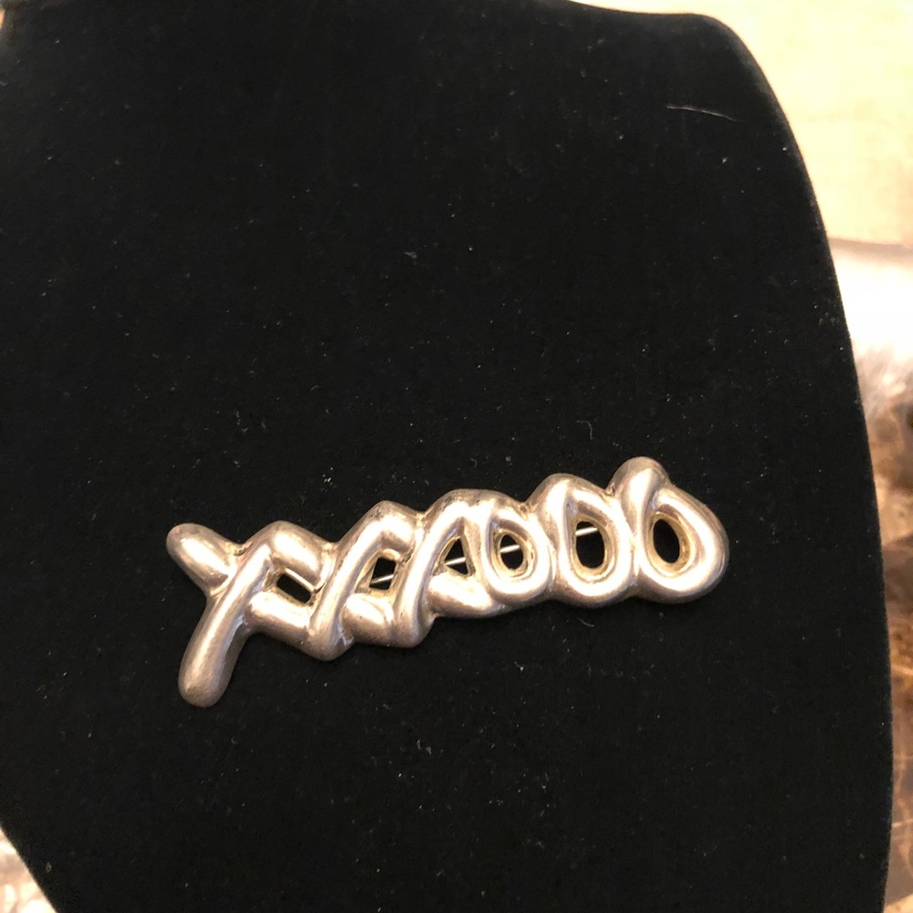 Hugs & kisses pin